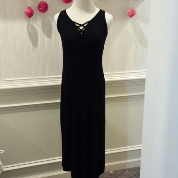 Woman's black dress - Picture 1 of 4